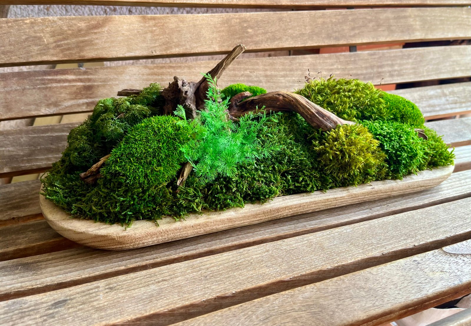 CENTRO DE MESA CON CUENCO DE MADERA Y PAISAJE DE MUSGO, HELECHO Y RAMAS DE MADERAS NOBLES