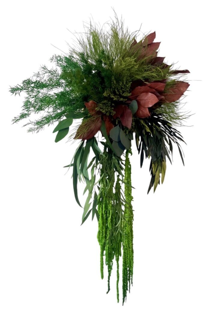 jardinera de pared con amarantos y plantas preservadas