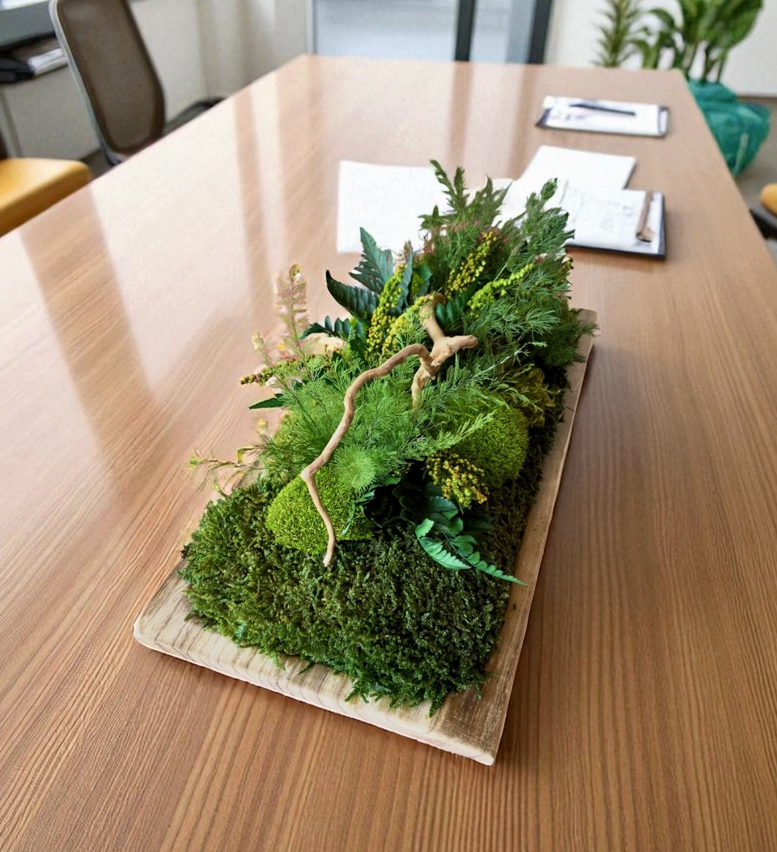 CENTRO DE MESA CON MUSGO Y BANDEJA DE MADERA PARA OFICINAS 