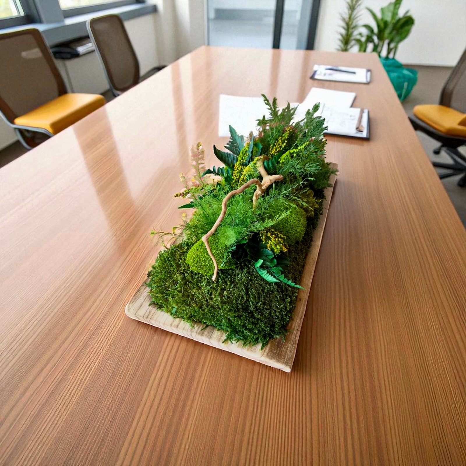 CENTRO DE MESA CON MUSGO, MADERA DE DERIBA HELECHOS Y PLANTAS PRESERVADAS SOBRE BANDEJA DE MADERA NATURAL 