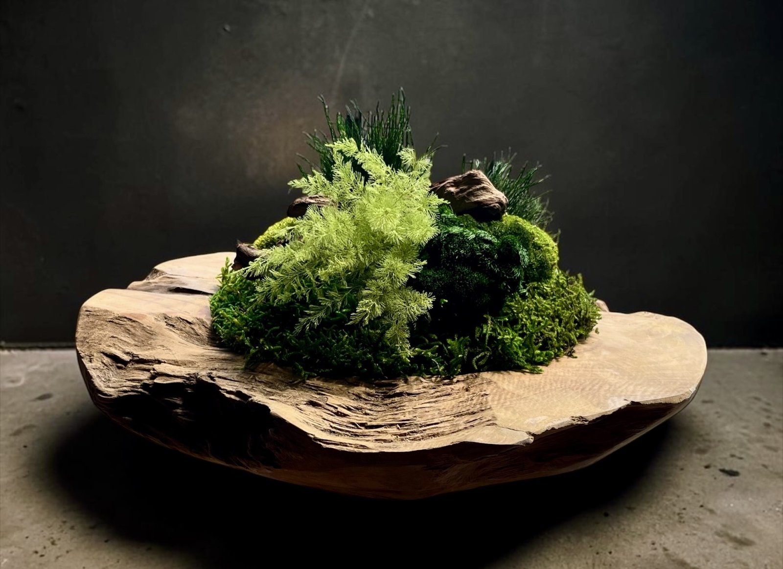 centro de mesa con plantas preservadas y cuenco de madera de teka maciza