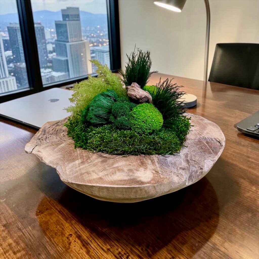 centros de mesa con plantas preservadas y cuenco de madera de teka maciza
