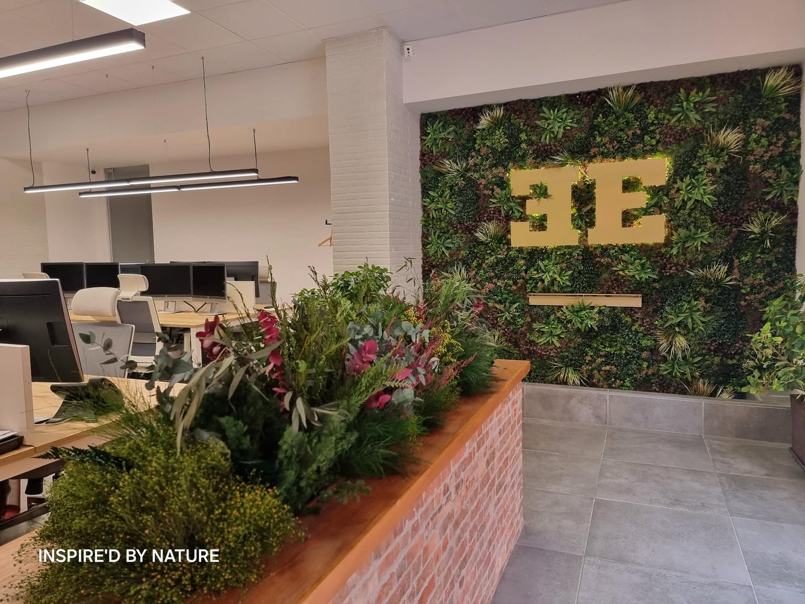 INSTALAR JARDIN VERTICAL ARTIFICIAL EN OFICINAS 