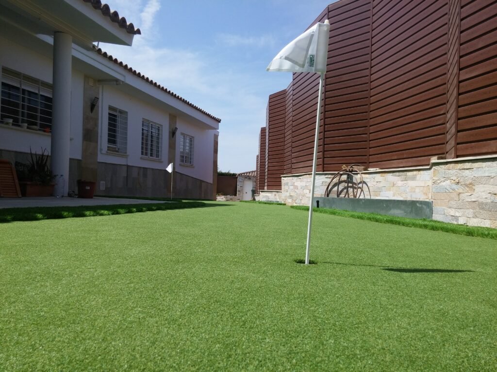 INSTALACIÓN DE CÉSPED ARTIFICIAL SOBRE TIERRA PARA MINI GOLF
