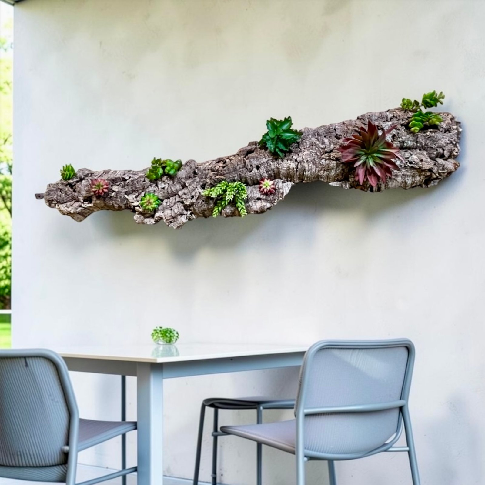 Jardín vertical ARtificial, Arte de pared creado para el exterior con plantas crasas y suculentas sobre corcho mediterraneo